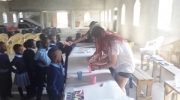 Daria malt mit den Kindern